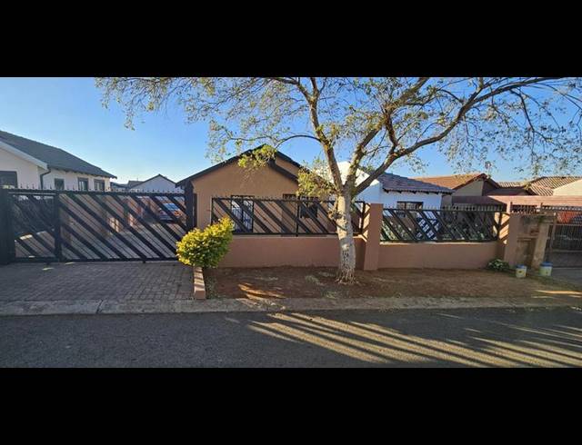 3 BEDROOM HOUSE FOR SALE IN LOTUS GARDENS